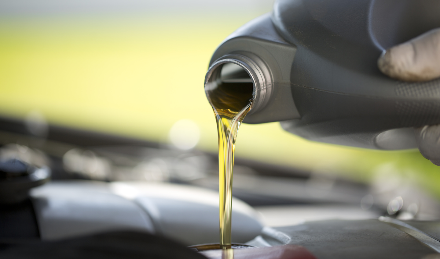 How Much Motor Oil to Put in Car